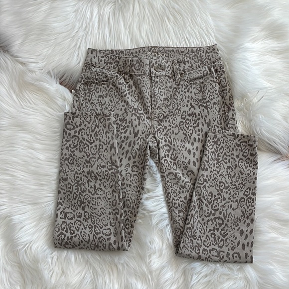 WHBM ‘The Skinny’ Mid-rise Leopard Crop Jeans - Picture 4 of 9